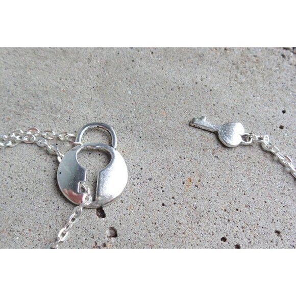 Silver Tone Metal Key Keyhole Lariat Y Chain Pull Thru Necklace Long Adjustable - Picture 5 of 5